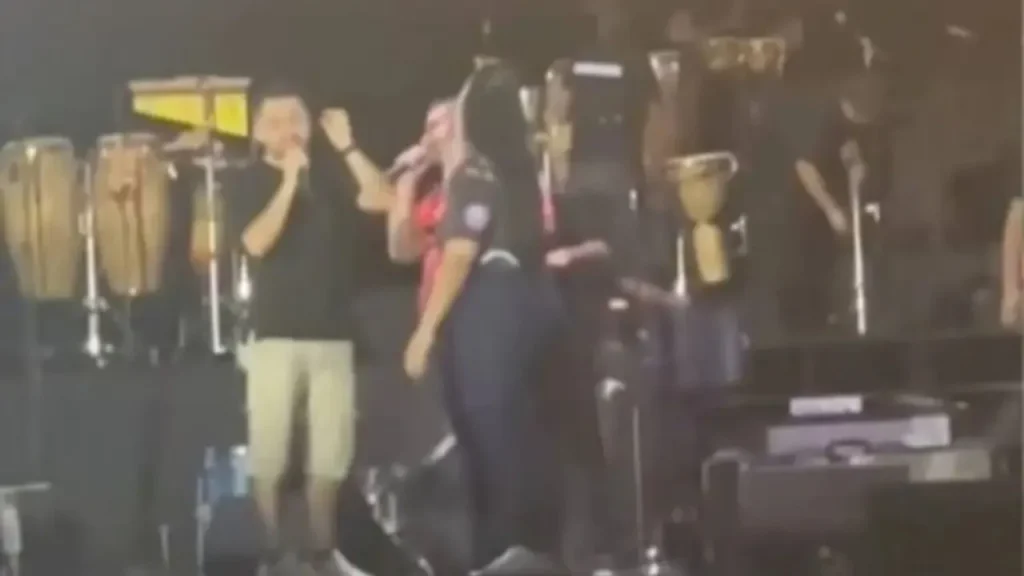 Hombre expone a su novia infiel en concierto; le iba a proponer matrimonio