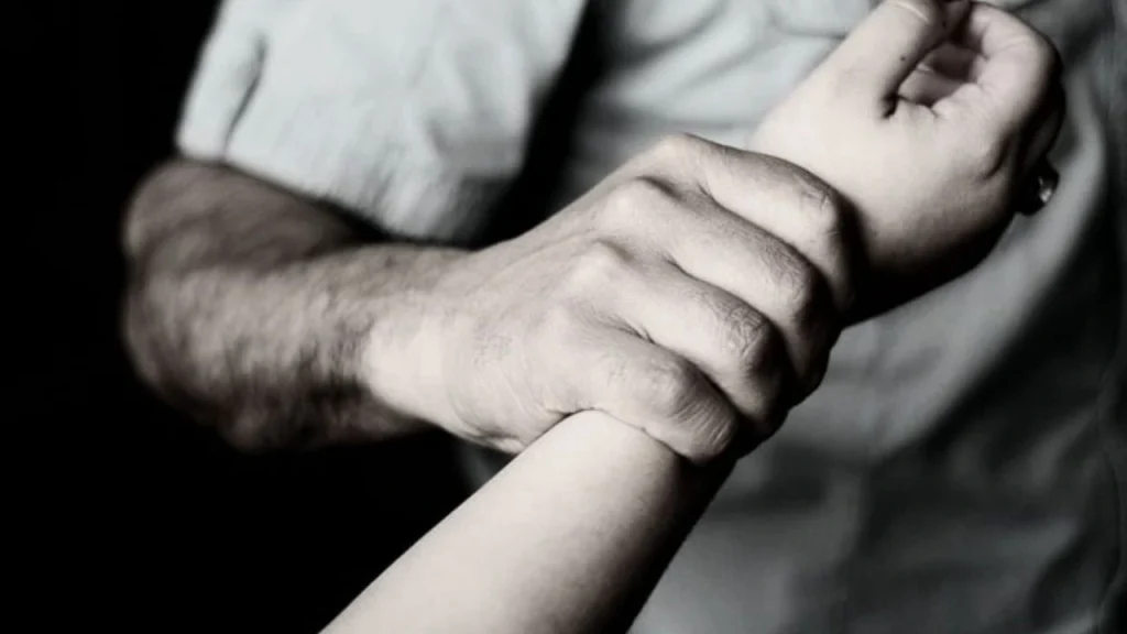 Banda abusa de una joven y obliga a su novio a presenciar el ataque