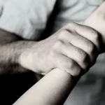 Banda abusa de una joven y obliga a su novio a presenciar el ataque