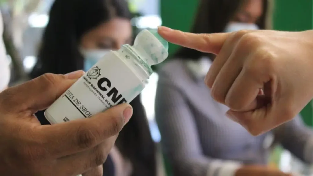 ¿Qué pasa si un ciudadano se niega a que le apliquen tinta indeleble tras votar?