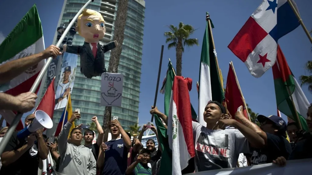 El 80% de los latinos desaprueba a Trump y el 71% dice que excedió deportaciones