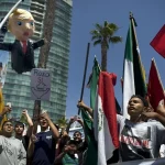 El 80% de los latinos desaprueba a Trump y el 71% dice que excedió deportaciones