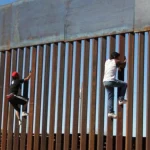 Migrante sufre grave caída al intentar escalar muro fronterizo de Estados Unidos