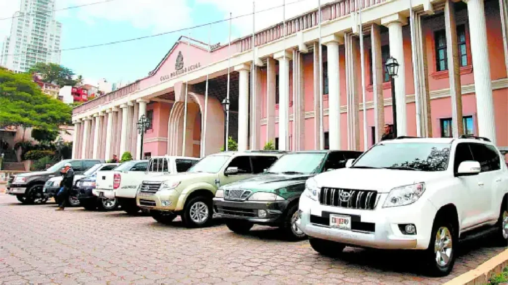 Revelan compra millonaria de vehículos; el gobierno asegura que todo es legal