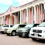 Revelan compra millonaria de vehículos; el gobierno asegura que todo es legal