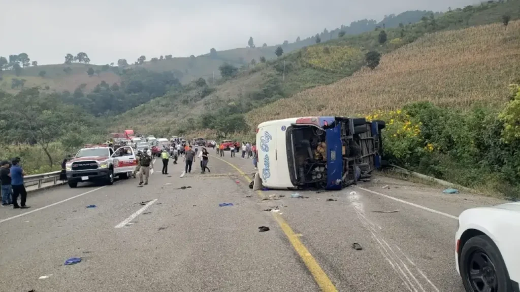 Dos fallecidos y 22 lesionados en accidente de bus con jornaleros en sur de México