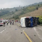 Dos fallecidos y 22 lesionados en accidente de bus con jornaleros en sur de México