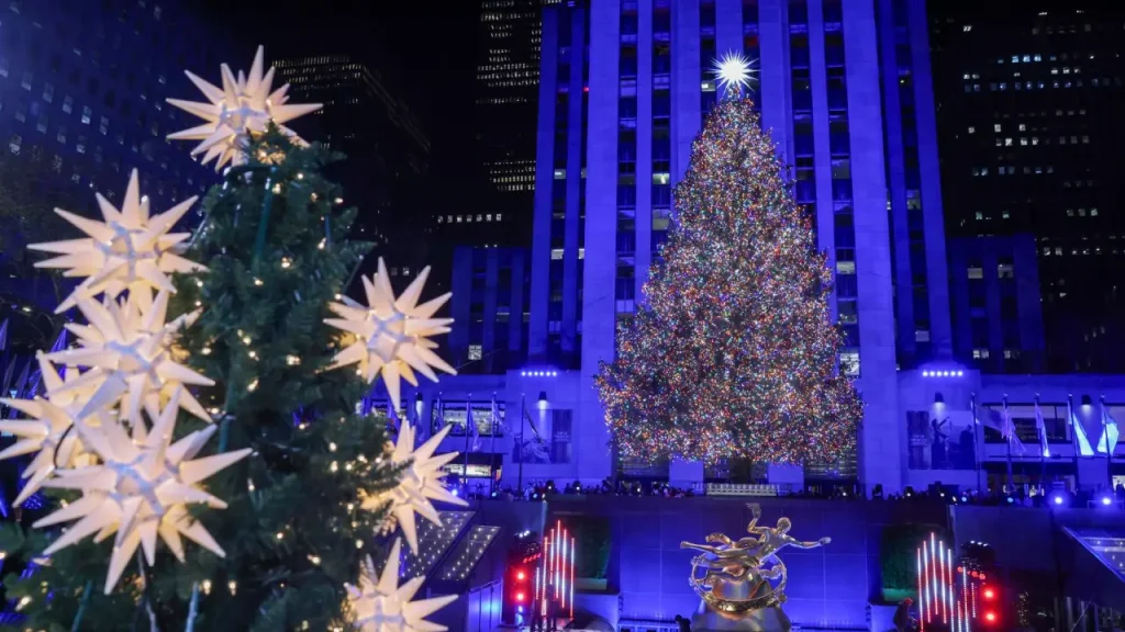 Nueva York ilumina famoso árbol navideño en el Rockefeller Center