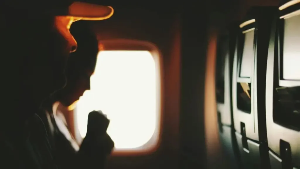 Mujer de 89 años fallece a bordo de avión; vuelo se retrasa más de 11 horas