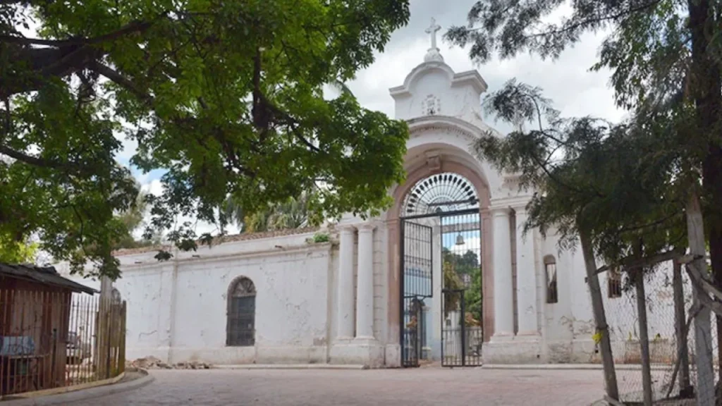 Hondureño revela aterradora historia que vivió en un cementerio de Tegucigalpa