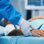 Revelan imágenes de cirujano que abusó de pacientes anestesiadas; fue detenido