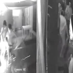 VIDEO: Vecinos lanzan ‘cuete’ a menores y familia los termina golpeando