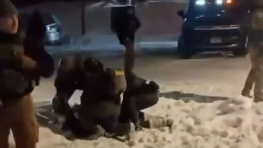 ICE detiene brutalmente a mujer de la tercera edad en operativo migratorio