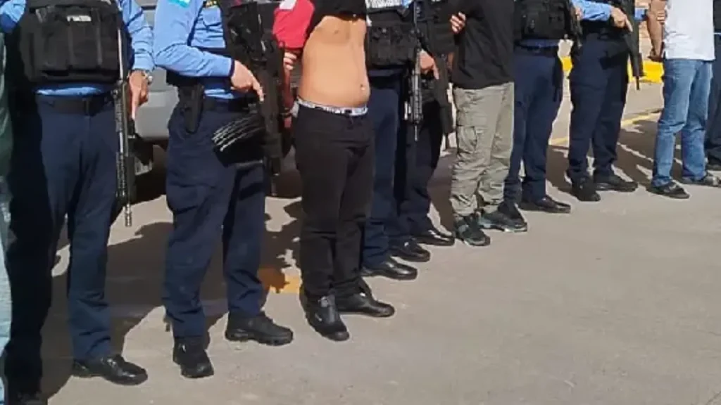 Policía rescata a familia secuestrada y captura a cinco presuntos pandilleros