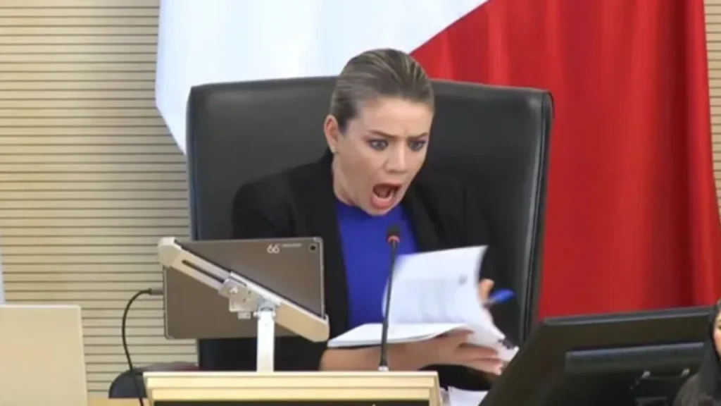 ‘No man…’: Diputada grita grosería al ver dictamen de 100 páginas