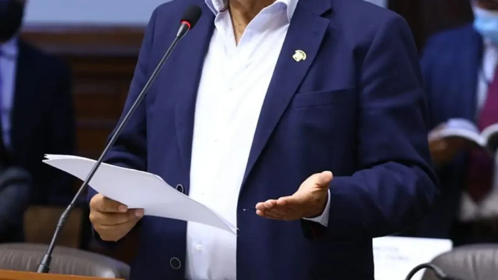 Diputado deja micrófono abierto y dice comentarios inapropiados: ‘que buena está’