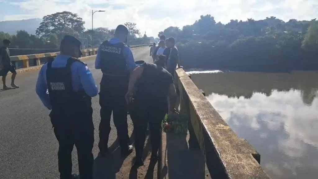 Hallan recién nacida dentro de una bolsa abandonada en un puente de Cortés