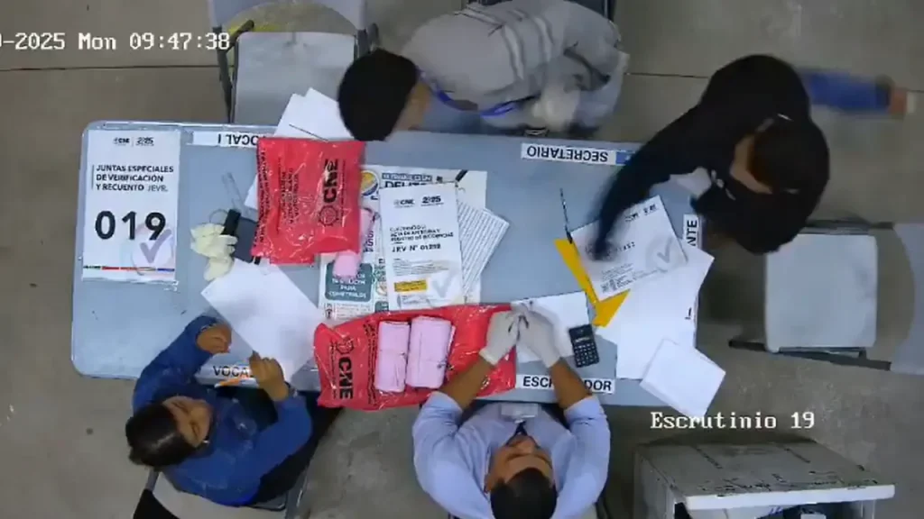 VIDEO: Escrutadores protagonizan pelea mientras revisaban actas