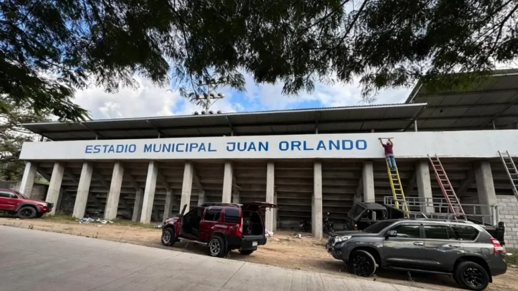 Estadio de Lepaera vuelve a llevar el nombre de Juan Orlando Hernández