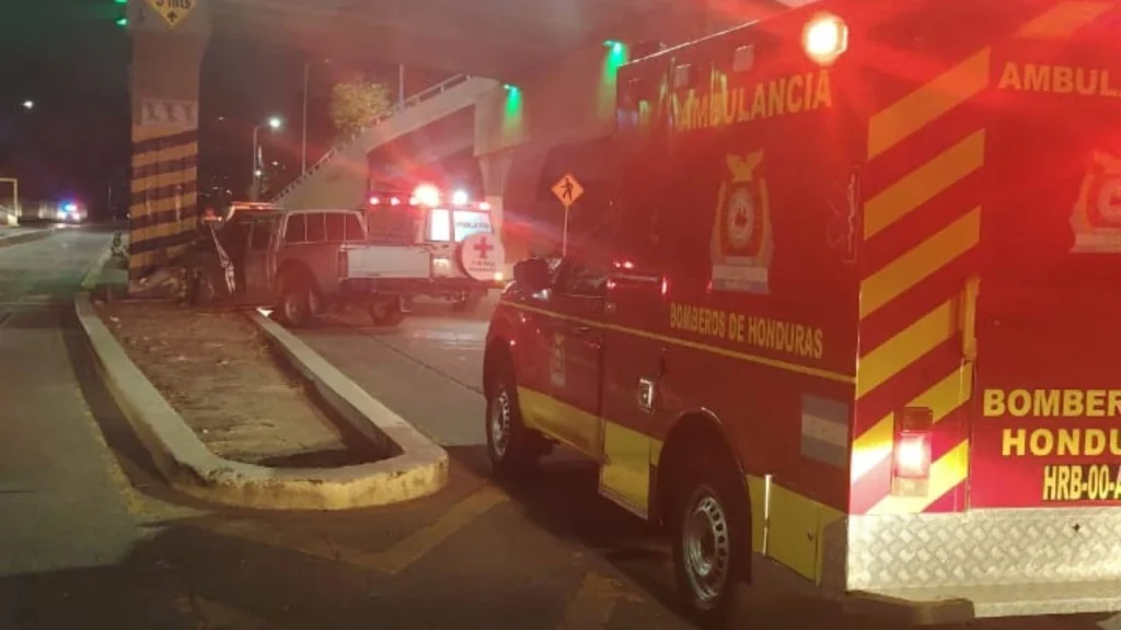 Hombre muere al chocar contra columna de paso a desnivel en Tegucigalpa