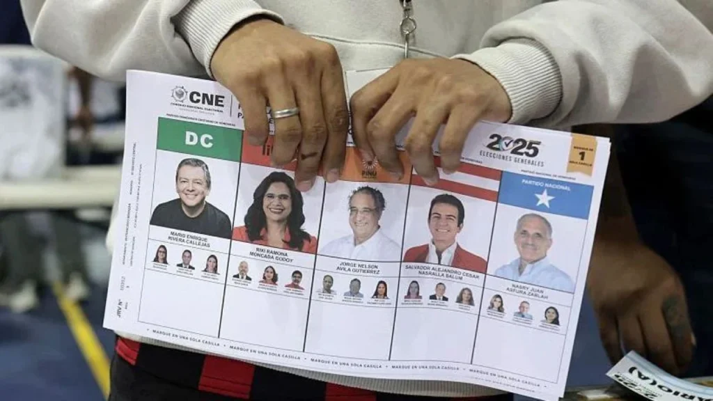Honduras vive tensa calma mientras avanza el lento recuento de votos