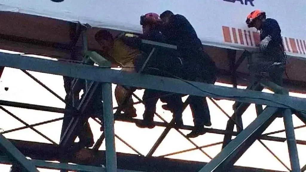 VIDEO: Rescatan a hondureño que amenazaba con lanzarse desde un puente en México
