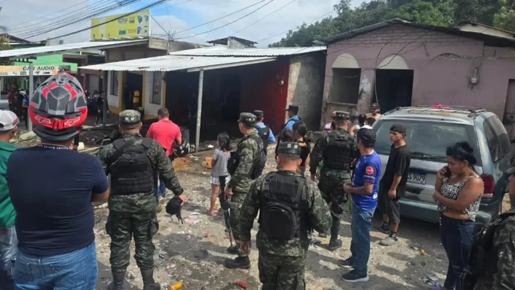 Niña resulta herida tras explosión e incendio en cohetería en Gracias, Lempira