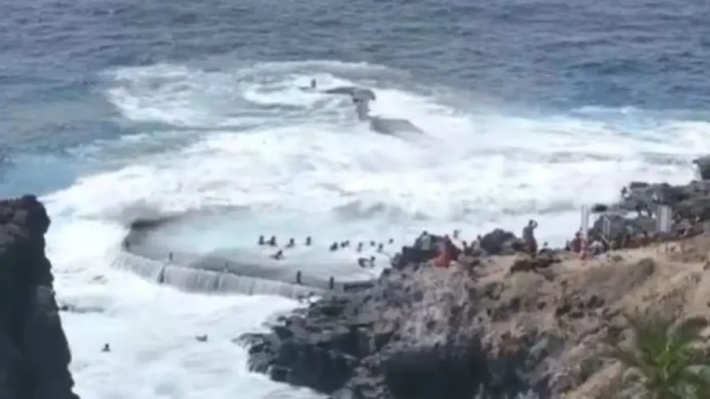 VIDEO: Al menos cuatro muertos tras un golpe de mar en piscina natural