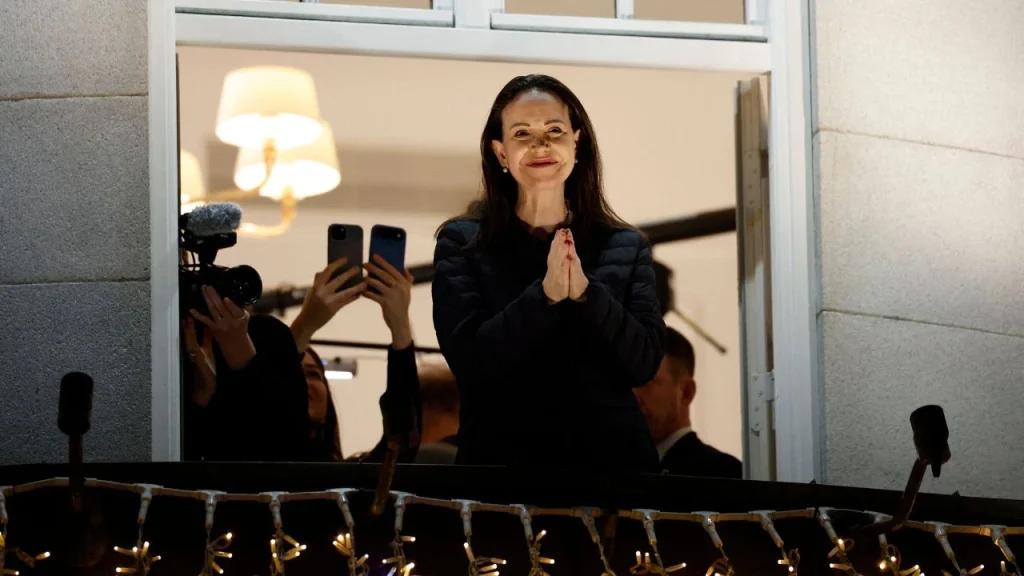 María Corina Machado reaparece en Oslo y canta el himno venezolano tras su llegada