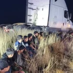 Hallan a 23 migrantes escondidos en la cabina de descanso de un camión en Texas