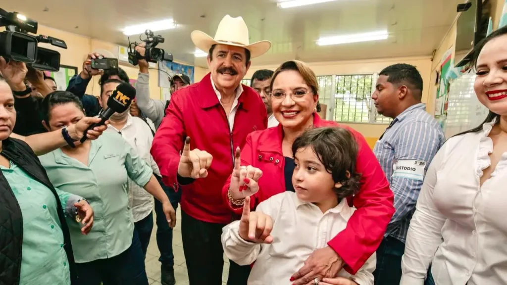 Pareja presidencial de Honduras ejerce el sufragio en Catacamas