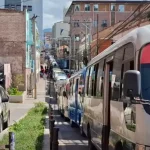 Transportistas paralizan calles frente a Finanzas exigiendo pago del bono compensatorio