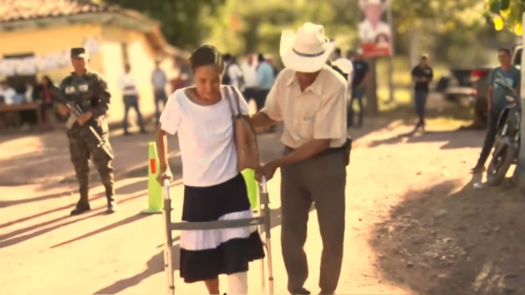 ‘Hay que votar’: Pese a dificultades, pobladores votan en San Antonio de Flores