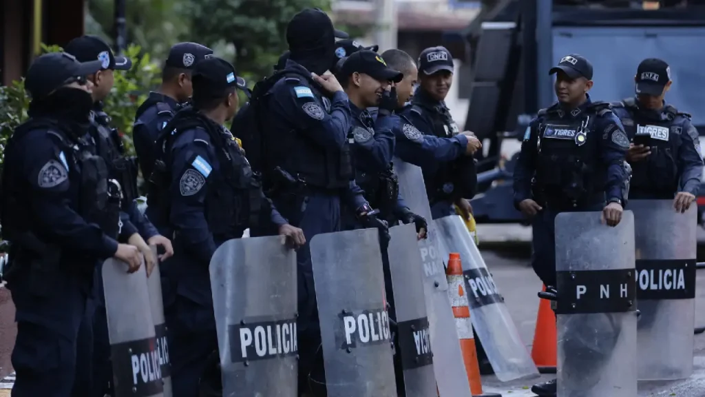 Refuerzan la seguridad en hotel donde avanza ajustado escrutinio de votos