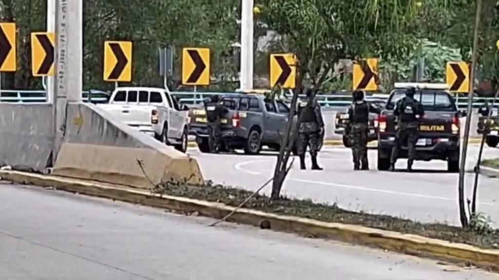 Reportan enfrentamiento entre policías y presuntos delincuentes en la vía rápida