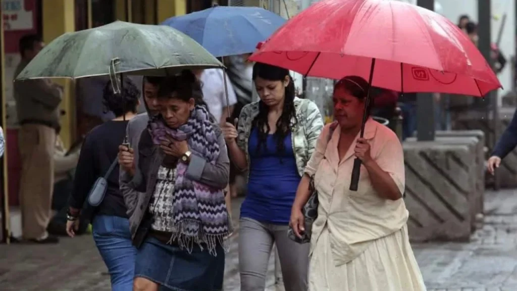 Alerta verde en seis departamentos por lluvias y masa de aire frío