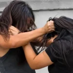 Por supuestos celos, hondureña ‘macaneó’ a la esposa de su primo