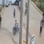 Bebé llora desconsolado tras choque de motos que lo lanzó al pavimento en Yoro